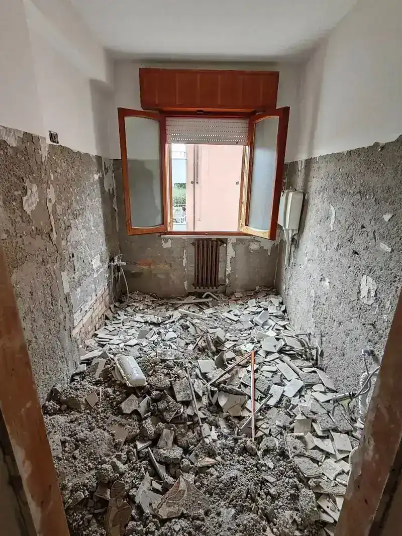 Bagno completamente demolito, con muratura a vista e impianti da rifare