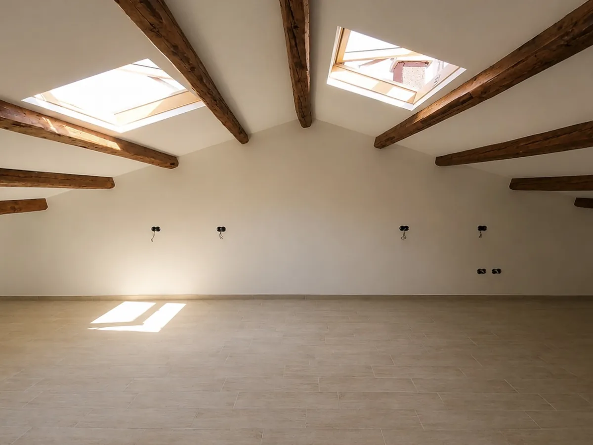 Sottotetto recuperato e abitabile, con travi restaurate e pavimento in gres